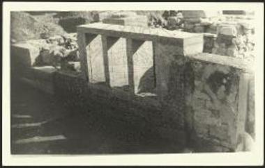 Άποψις αναστηλωθέντος τριπλού παραθύρου της μινωικής οικίας Γ της Τυλίσου.