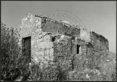 Η εκκλησία του Αγ. Κοσμά, κτισμένη με αρχαίους λίθους.