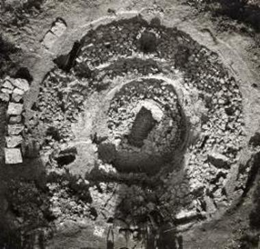 Αεροφωτογραφία του τύμβου Αγ. Ιωάννου Παπουλίων (J.W. Myers).