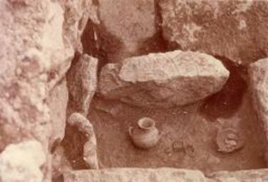 Θρησκευτικό Κέντρο, Πομπική Οδός, ταφίσκος  ΥΕ ΙΙΙΓ χρόνων.