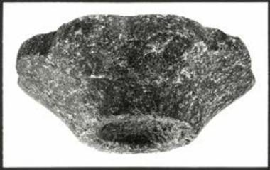 Τράπεζα προσφορών με τόρμο στον πυθμένα.