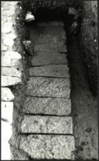 Η ευθυντηρία τοίχου, κάθετου στον πεσσό Α. Αριστερά, σε πιο ψηλό επίπεδο, το άκρο του πλακόστρωτου.