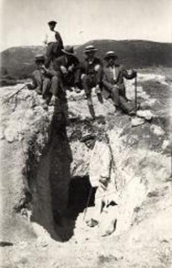 Άποψις εισόδου ασύλητου σπηλαίου αγίου Βασιλείου Χαλανδρίτσης.