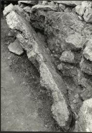 Σχέσις θεμελίου του αναλημματικού τοίχου της επικλινούς αναβάσεως προς τας πλάκας του ΥΕ ΙΙΙΒ περιβόλου.