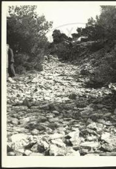 Όψις του αρχαίου κατωφερούς δρόμου καταβιβάσεως των μαρμάρων εκ του Πεντελικού.