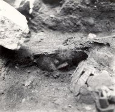 Ταφικός Κύκλος Β, τάφος Γ. Προσωπίς εξ ηλέκτρου και στάμνος άνωθεν του κρανίου του υπ' αρ. 1,α σκελετού.