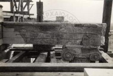 Προπύλαια. Το επιστύλιον τοποθετηθέν μετά την ολοσχερή συμπλήρωσιν αυτού.