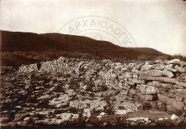 Τμήμα τείχους των αληθών Παγασών ου μακράν της πύλης, καλώς διατηρηθέν.