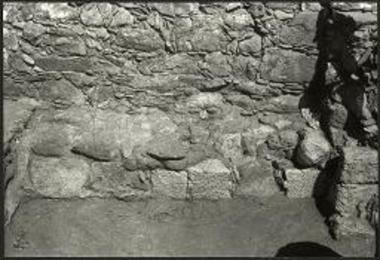 Το κτιστόν βόρειον θρανίον του «διακονικού» και τα τρία εντοιχισμένα κιονόκρανα του κιβωρίου.