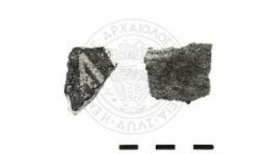 Νεολιθικά όστρακα με γραπτή λευκή διακόσμηση: Ξ 225, Ξ 217.