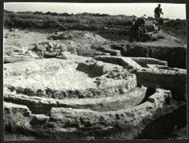 Η πύελος μετά του ημικυκλικού αγωγού, ορώμενα από ΒΔ.