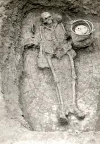 Pit grave with inhumation, cremation and grave offerings.