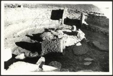 Ο κεντρικός χώρος μετά της εστίας του Πύργου φρυκτωρίας Ρουκούνη Κορφή Χόνδρου Βιάννου, ως ευρέθη.