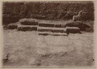 Η εις το νότιον κράσπεδον της ανατολικής αυλής εξέδρα παρ' αυτήν ευρέθη το ιερόν σύμβολον των διπλών κεράτων.