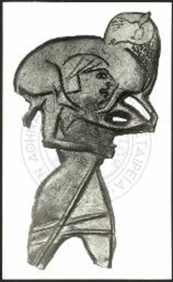 Αντρική μορφή σε κατατομή προς δεξιά φέρει στους ώμους κριάρι.