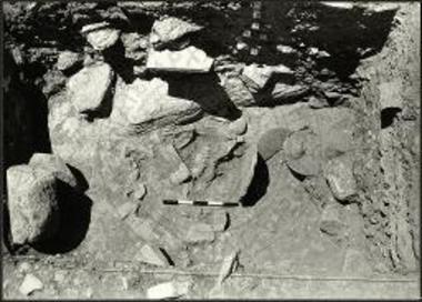 Πάρος, Κουκουναριές. Ναός Αθηνάς. Τομή τεμένους με κατά χώραν ευρήματα μυκηναϊκής στρώσης (ΥΕ ΙΙΙΓ).