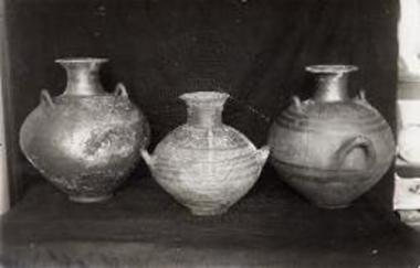 Αμφορείς εξ αγίου Βασιλείου Χαλανδρίτσης μετά γραμμικών κοσμημάτων επί των ώμων.