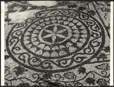 Διακοσμητικόν θέμα ψηφιδωτού δαπέδου της βασιλικής Ολούντος.