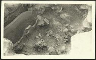 Ο θάλαμος του θολωτού γεωμετρικού τάφου Β περιοχής Συκιάς- Αδρομύλων.