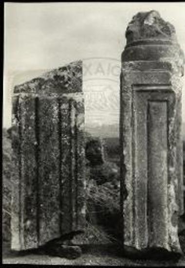 Πεσσίσκοι τέμπλου παλαιοχριστιανικού κτίσματος.