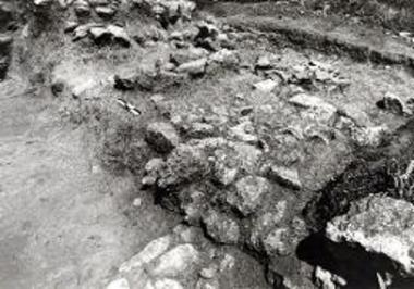 Βοϊδοκοιλιά. Ο ΝΝΑ τομεύς. Το τοιχίον (κάτω), ο δυτ. ΠΕ τοίχος και ο αναφαινόμενος πίθος 3.