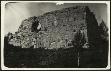 Το εν τω μέσω του κάστρου μέγα βυζαντινών κτήριον.