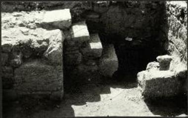 Κ22: Το άνοιγμα του τοίχου 107 και η κλίμακα.