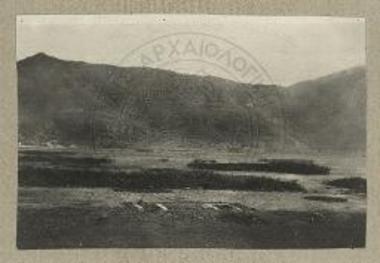 Στύμφαλος. Ο αποκαλυφθείς πρόστυλος ναός. Εις το βάθος το όρος Απέλαυρον.