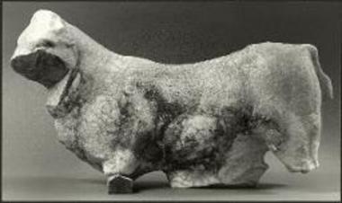 Ιερό Ίσιδας. Μαρμάρινο ομοίωμα ταύρου.