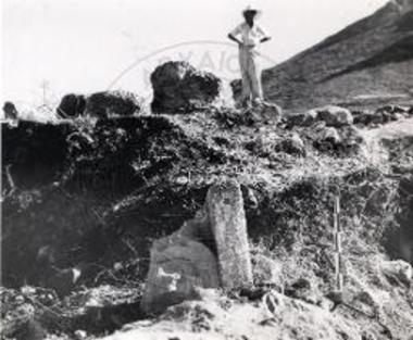 Ναός ιστορικών χρόνων. Η ανευρεθείσα κατά τον προς νότον χώρον του ναού της ακροπόλεως αρχαϊκή μετόπη κατά χώραν.