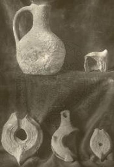 Πήλινο αγγείο και παλαιοχριστιανικοί λύχνοι ευρεθέντες εν τω σκευοφυλακίω του ναού.