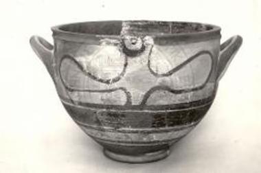 Δίωτο γραπτό αγγείο με προχοή.