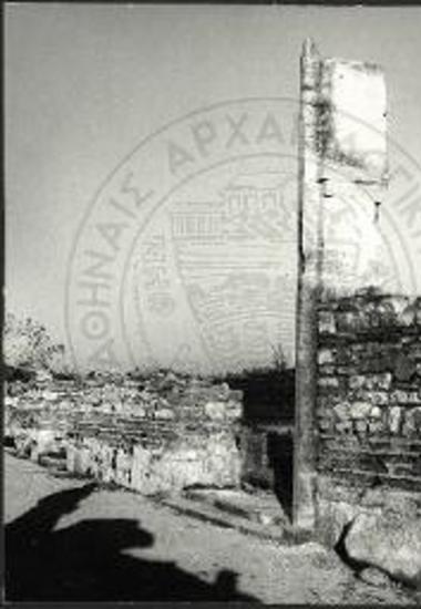 Ο αναστηλωθείς νότιος σταθμός της μεγάλης (βασιλείου) πύλης της βασιλικής του Αλκίσωνος.