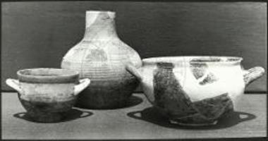 Κοτύλη (τέλος 8ου ( ) αι.), οινοχόη εκ Κορίνθου και γεωμετρικός σκύφος.