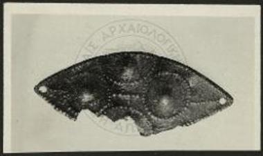 Χαλκούν έλασμα μετά στικτής διακοσμήσεως.