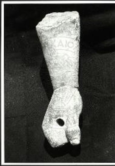 Άποψις της μαρμαρίνης χειρός αναθήματος.