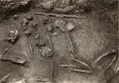 Κτερίσματα του τάφου Ι κατά χώραν.