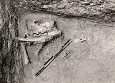 Δεξιά έμπροσθεν γωνία του θαλάμου του τάφου Ξ με τον σωρόν των οστών.