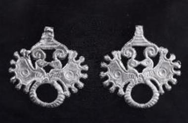 Περιστεριά, λάκκος. Χρυσά κοσμήματα εν σχήματι ψυχών. Περίπου 1/1.