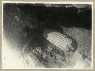 Μαρμάρινος σπόνδυλος εν τη τάφρω του ιερού.