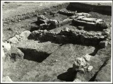 Μερική άποψη ελληνιστικής οικίας. Διακρίνεται το μαρμάρινο κατώφλι της κεντρικής εισόδου.