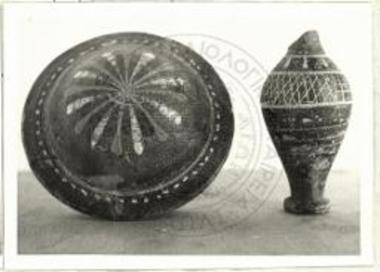 Νεκυομαντείον Αχέροντος. Γραπτόν πώμα πυξίδος και δακρυδόχος με γραπτήν και εγχάρακτον διακόσμησιν.