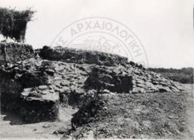 Ο τύμβος Αγ. Ιωάννου (το Νότιον αυτού ήμισυ ειλημμένον εκ Δυσμών).