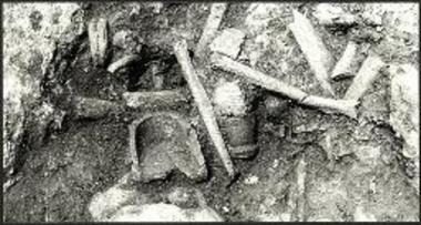 Φουρνί. Περιοχή βράχων. Κεντρικό τμήμα. Πήλινο αντικείμενο, ίσως απομίμηση λουτηροειδούς σαρκοφάγου, στη θέση του, από Β.