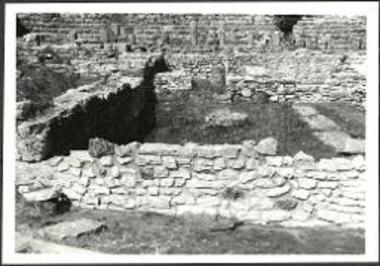 Δωδώνη. Πρυτανείο, διάδρομος της πτέρυγας Ο2 προ του δωματίου δ'. Τμήμα της πίσω όψης του τοίχου Α2' '- Θ με τα εντοιχισμένα θραύσματα σφονδύλων. Άποψη από Ν.