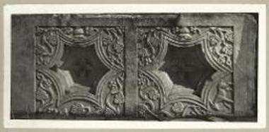 Ρωμαϊκά φατνώματα χρησιμοποιηθέντα εις την διακόσμησιν του χριστιανικού άμβωνος.