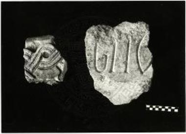 Βασιλική Γλυκέος. Απότμημα κοσμήτου με σπάραγμα επιγραφής.