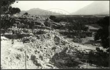 Γενική όψις της ανασκαφής από Ν. Εις πρώτον επίπεδον αι ογκώδεις θεμελιώσεις των περιοχών ΟΡ και π - Ρ.