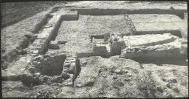 Δεξαμεναί βορείως της οικίας VI από Α.