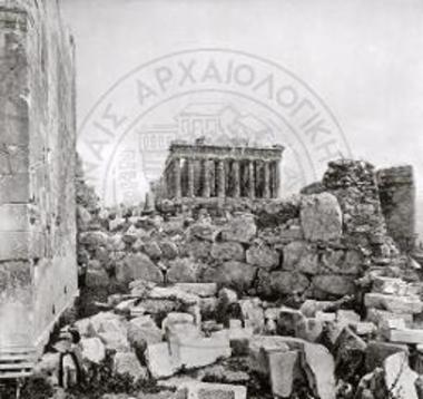 Ναός, τείχος.